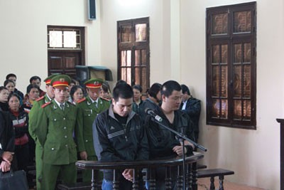 Bị cáo Huỳnh (trái) và Dũng tại phiên sơ thẩm ngày 30.11